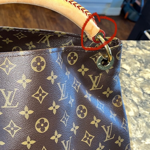 The Artsy MM embodies understated bohemian style. Louis Vuitton's - Picture 4 of 13